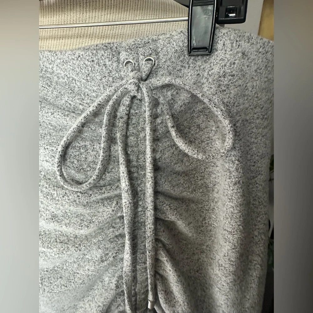 White House Black Market gray ruched skirt, size large - Picture 4 of 13